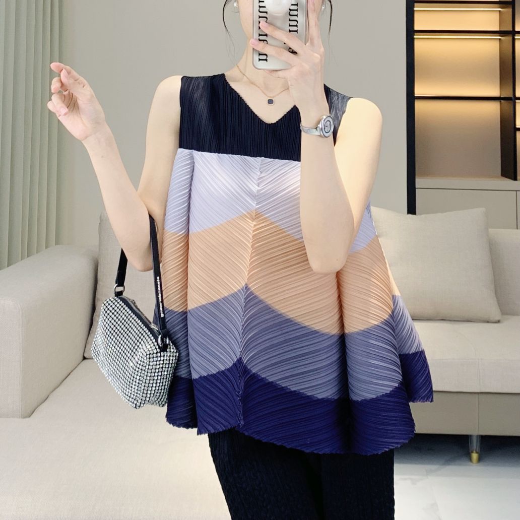 V-neck color blocked loose pleated top with youthful and stylish style, versatile sleeveless T-shirt for women