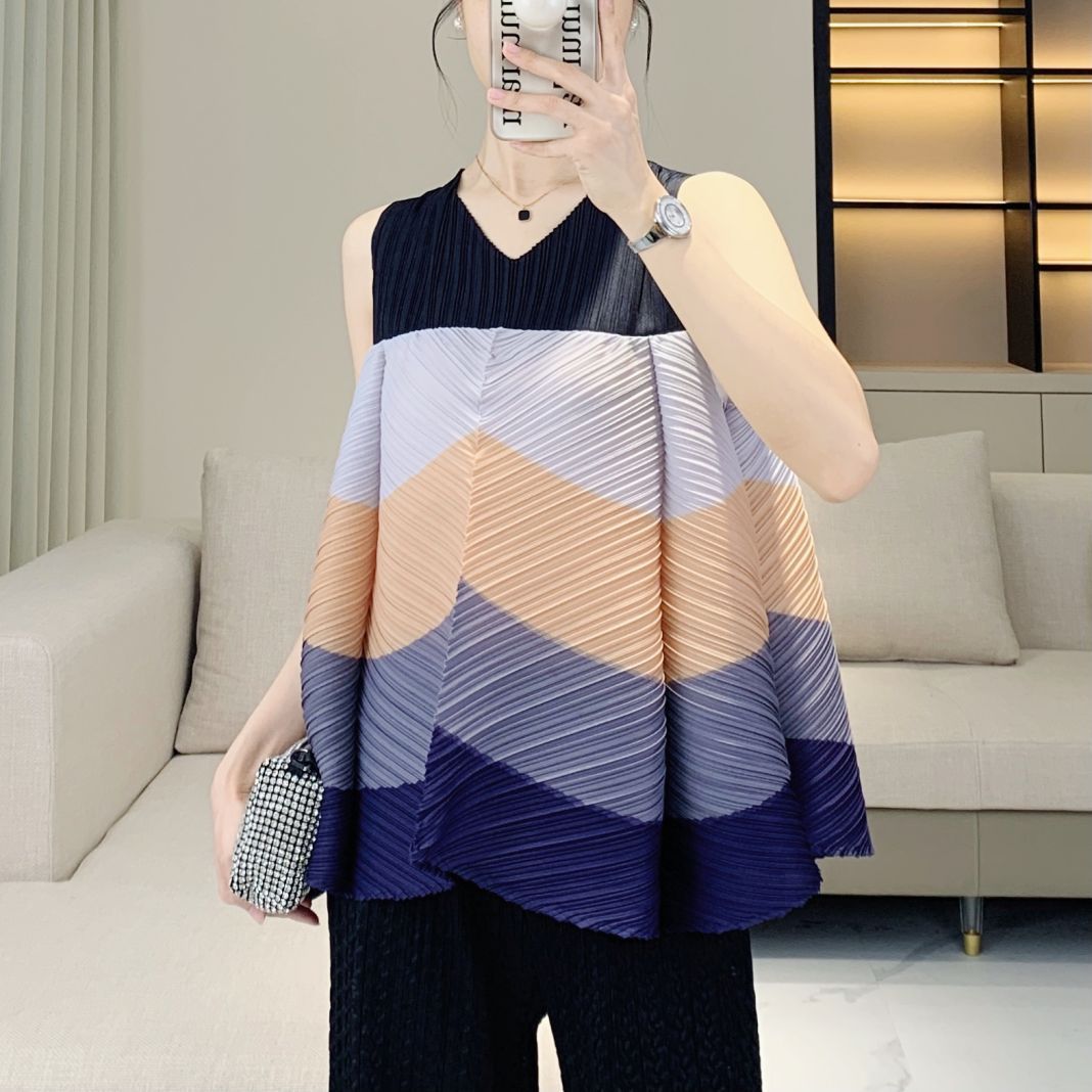 V-neck color blocked loose pleated top with youthful and stylish style, versatile sleeveless T-shirt for women