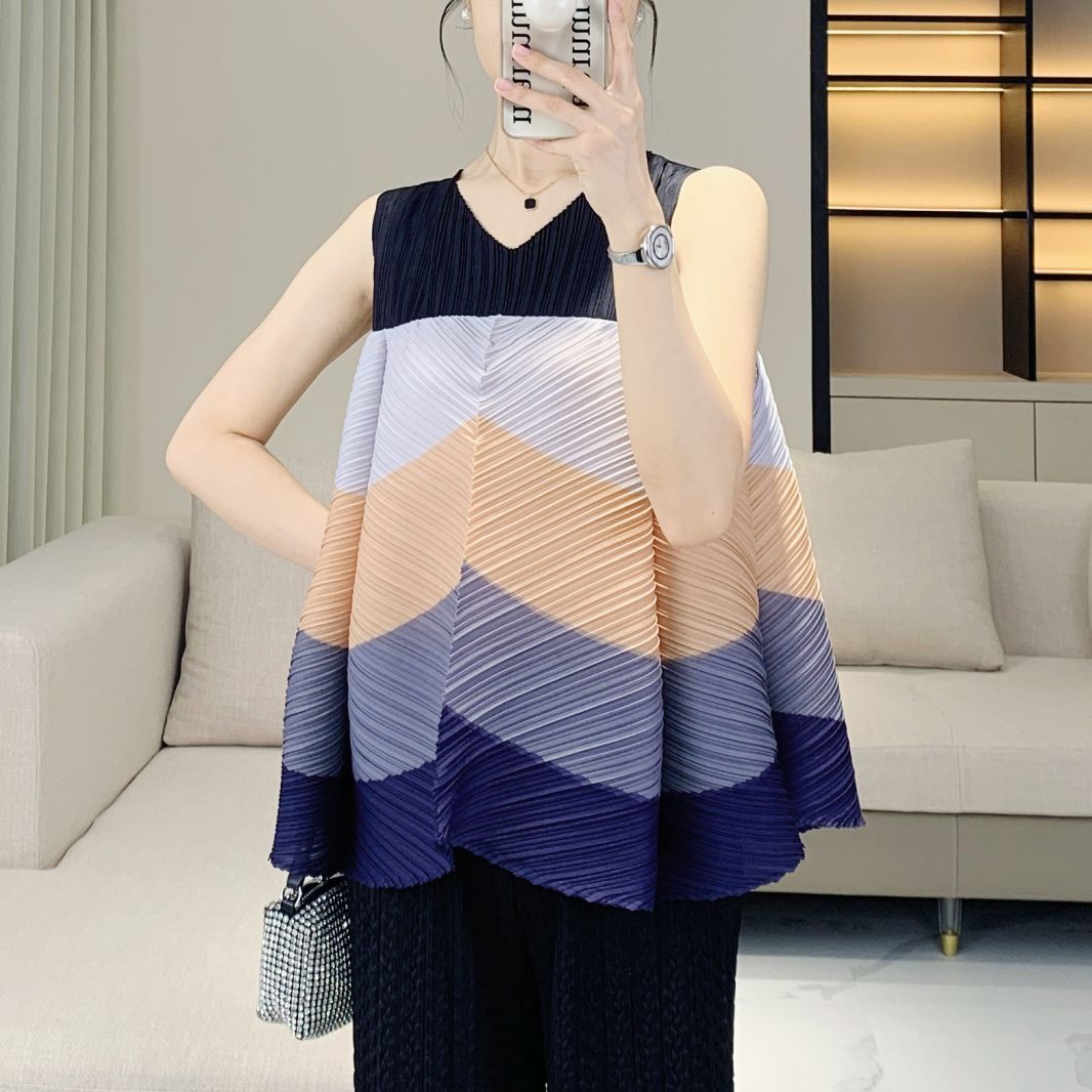 V-neck color blocked loose pleated top with youthful and stylish style, versatile sleeveless T-shirt for women