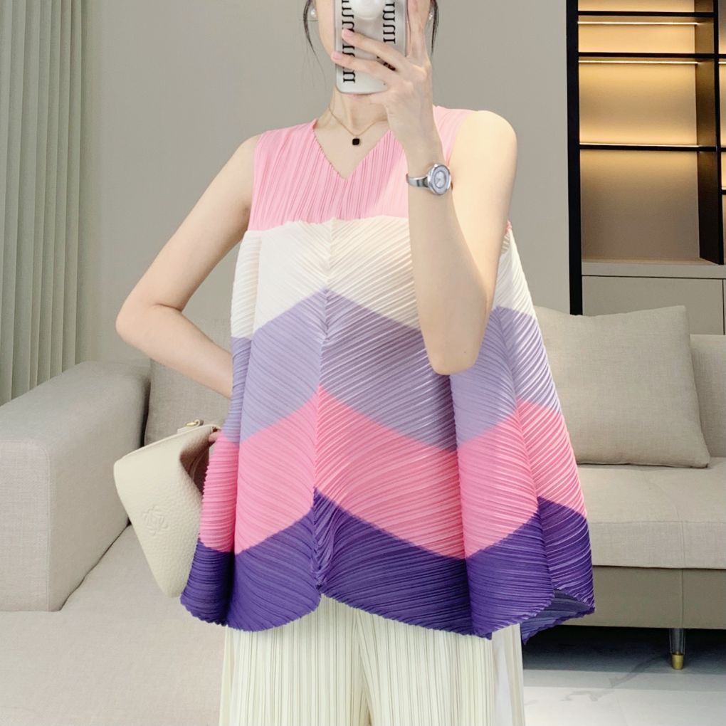 V-neck color blocked loose pleated top with youthful and stylish style, versatile sleeveless T-shirt for women